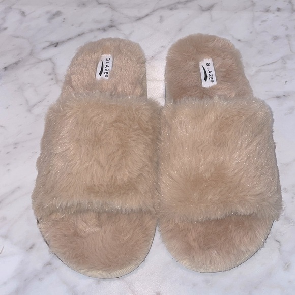 Faux fur slipper in champagne. - Picture 2 of 4